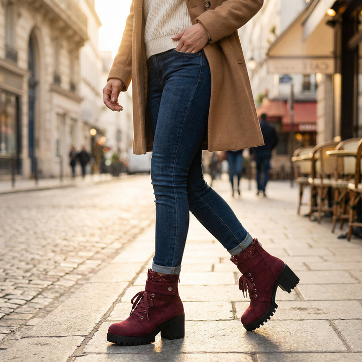 Ankita | Bottines en daim à bordure en dentelle romantique