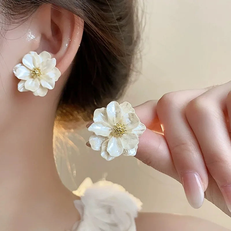 Morganne | Chic White Acrylic Flower Stud Earrings