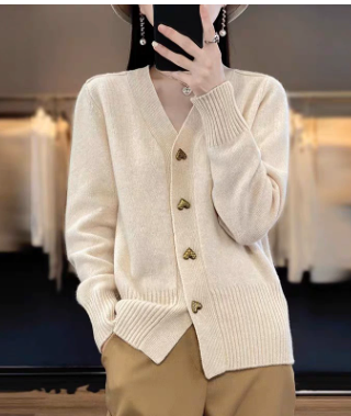 Janice | Cardigan col V à bouton cœur