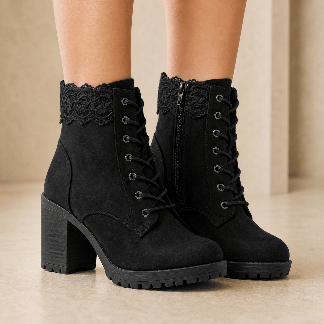 Ankita | Bottines en daim à bordure en dentelle romantique