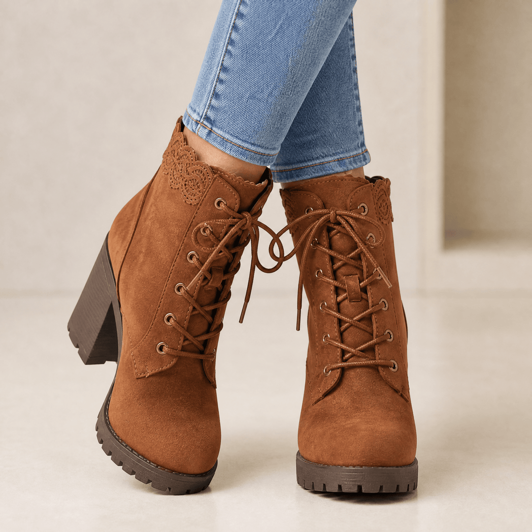 Ankita | Bottines en daim à bordure en dentelle romantique
